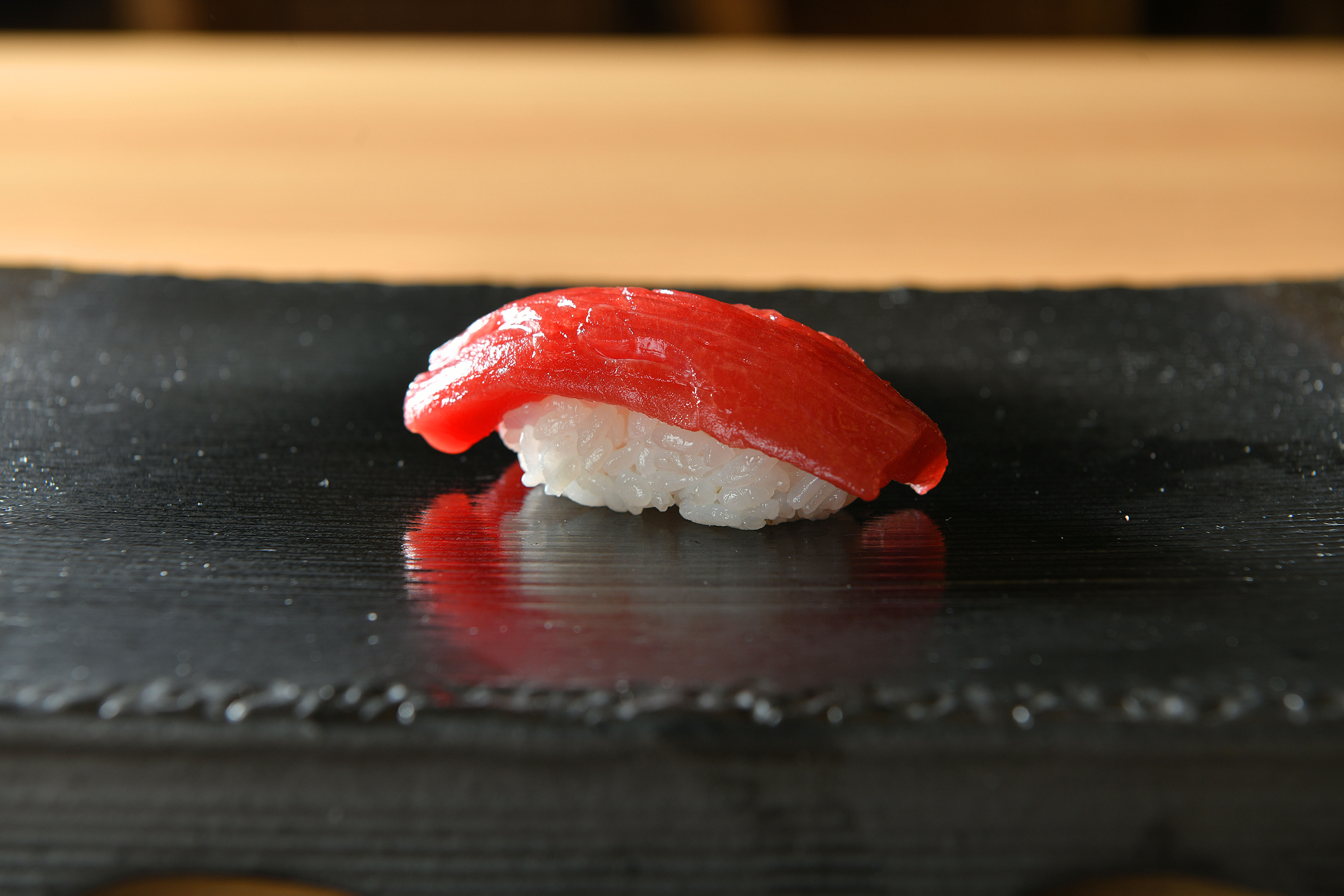 寿司(1貫)110円(税込)~ ※写真はまぐろ 308円(税込)