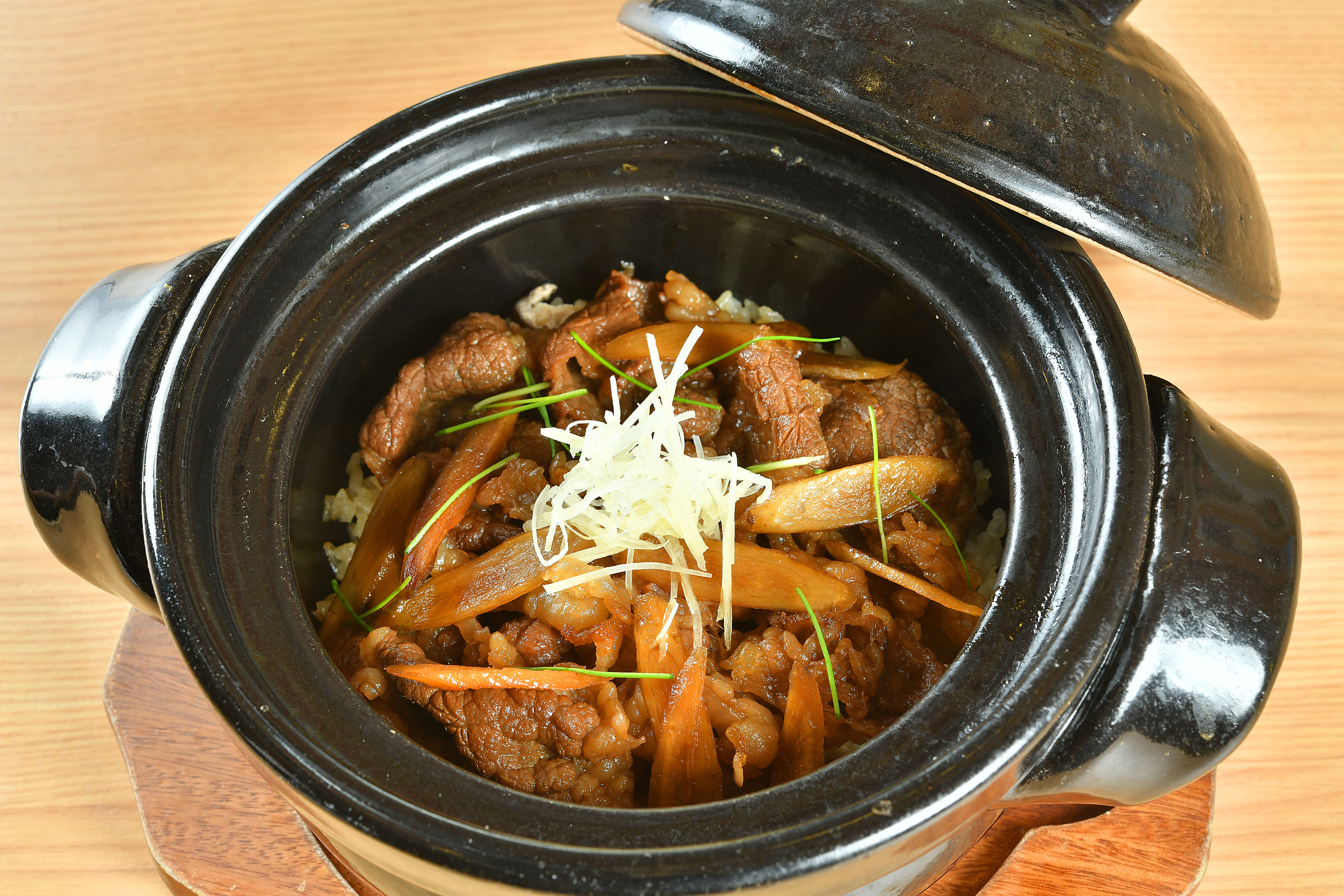 和牛とごぼうの土鍋ご飯 1,408円(税込)