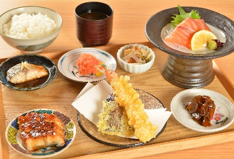 天寿し彩りおかず定食 1,628円(税込)