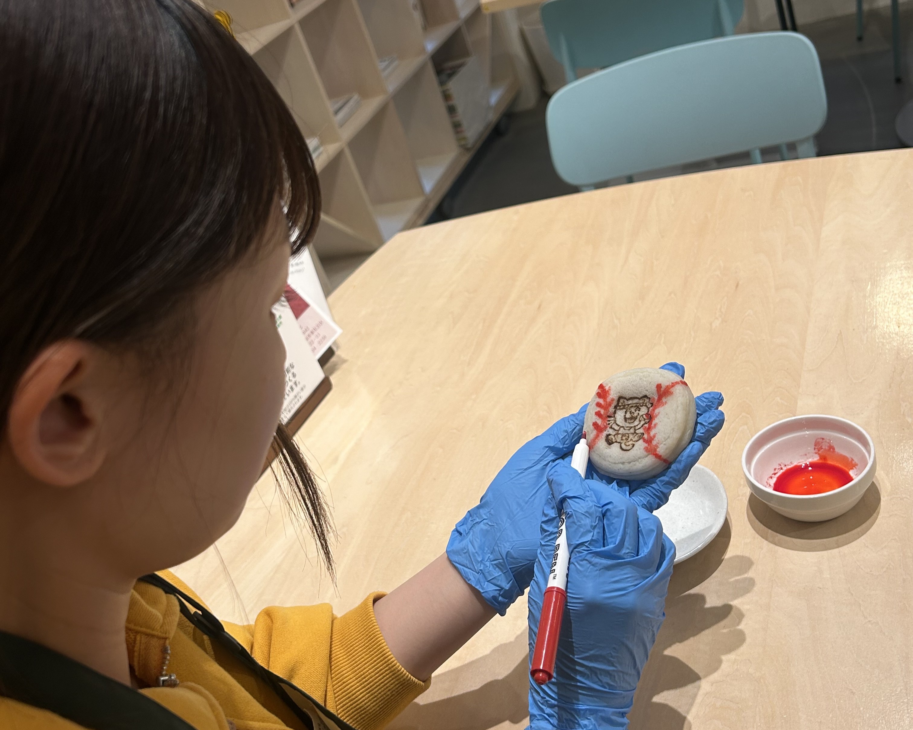 スタッフが丁寧に描きます