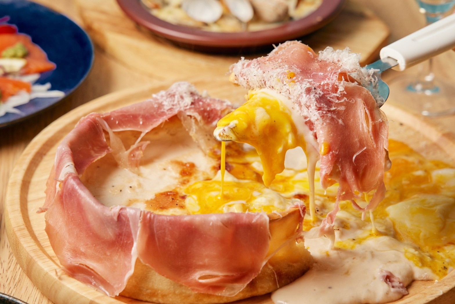 看板メニュー「生ハム温玉シカゴピザ」(2,189円)