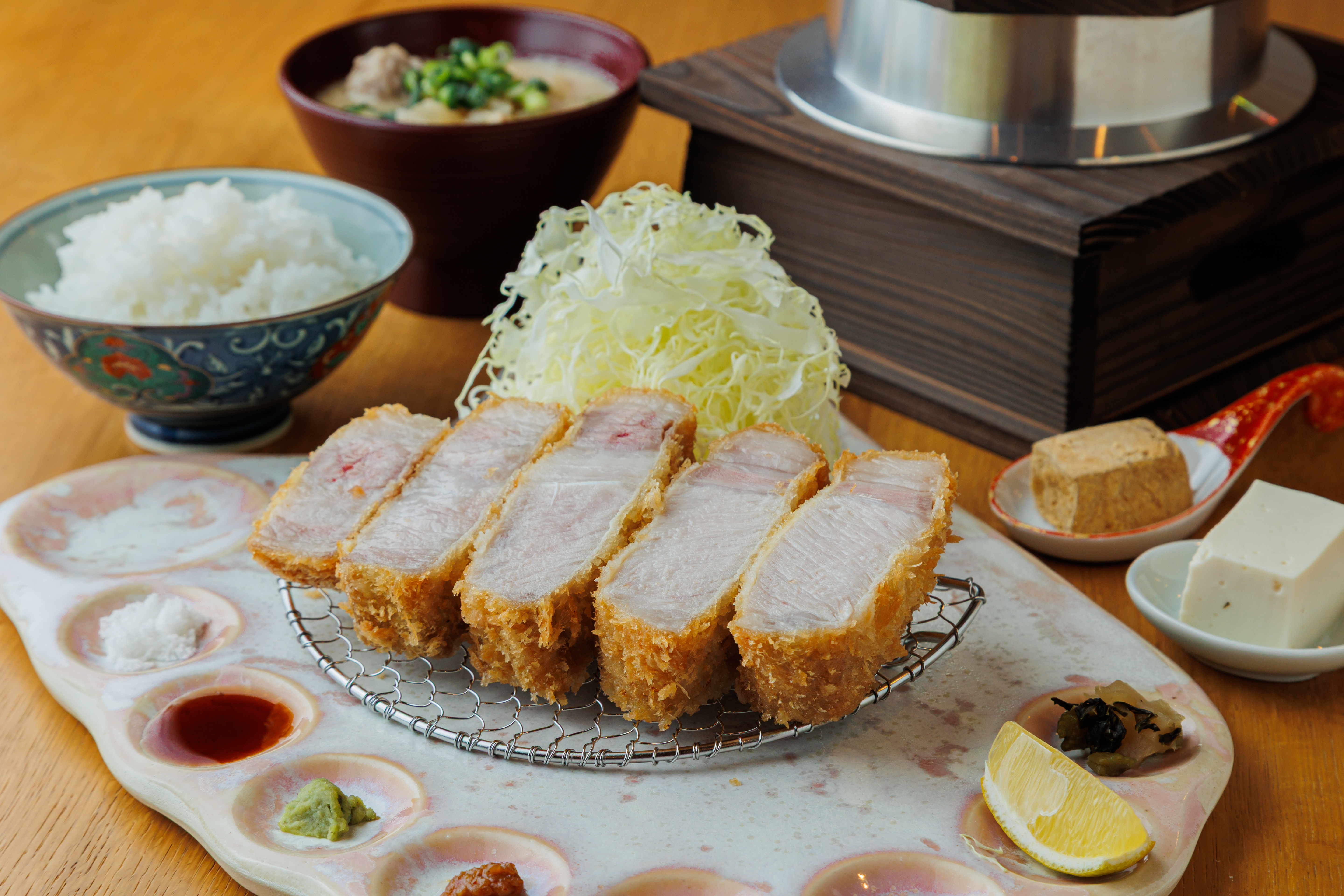 京都初上陸！銘柄豚専門とんかつ店「ニューベイブ」
京都・烏丸に3/1(日)オープン！炊き立て“釜炊きご飯”でおいしさ深化
インバウンドも魅了するサクラ色の“極厚とんかつ”