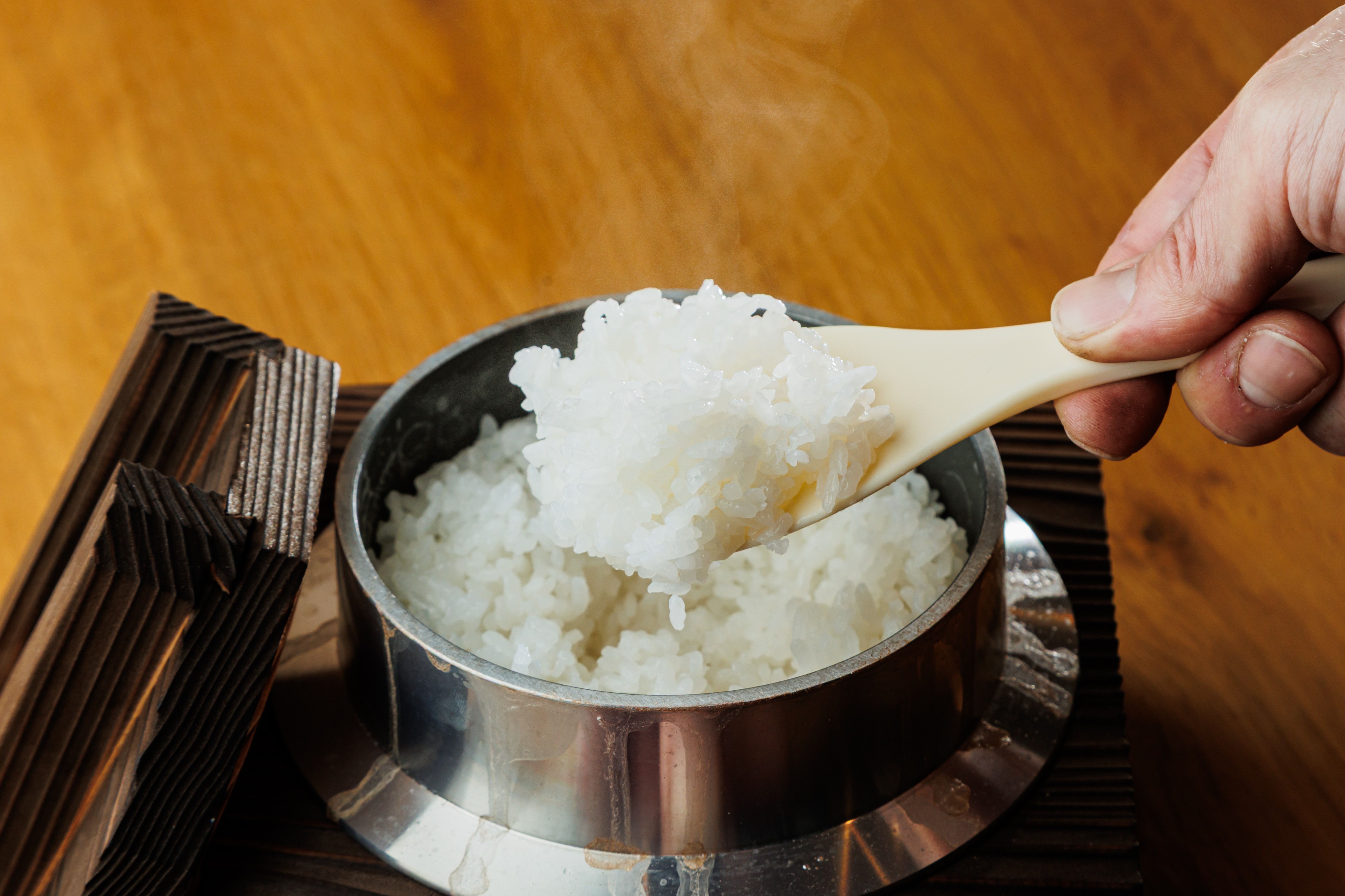 とんかつの揚げ上がりに合わせて炊く“釜炊きご飯”