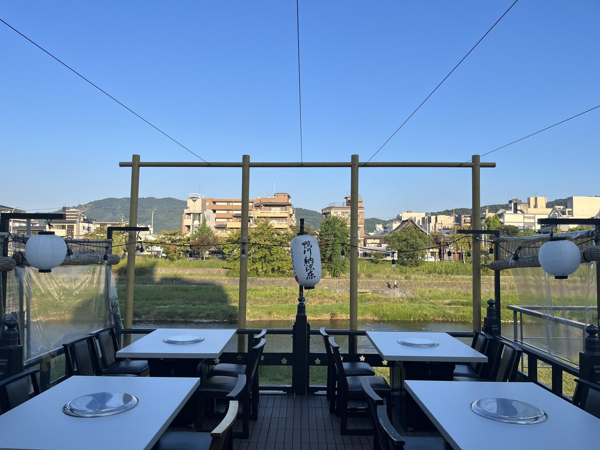 鴨川を望む「焼肉ホルモン 萬正」の川床