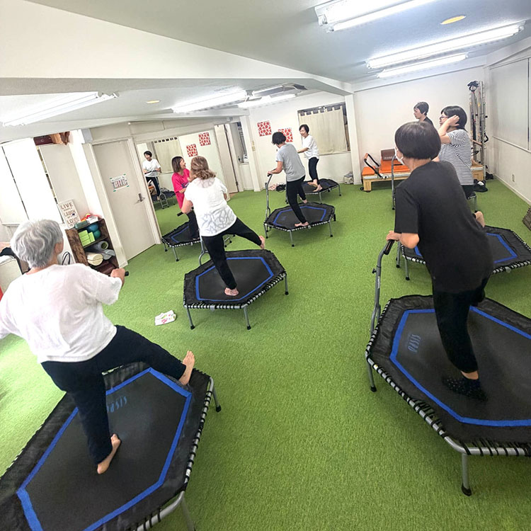 40代後半〜シニア層を中心とした初心者向け
「やさしいトランポリン」体験会を大阪・西成で開催