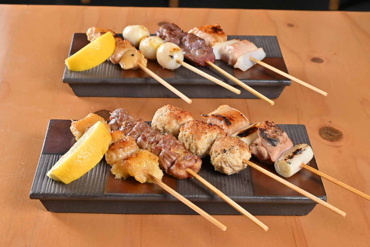 焼鳥(2本)330円(税込)~ ※地鶏は1本 363円~
