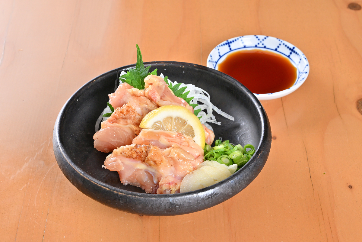 【鶏刺し】大摩桜たたき 748円(税込)~