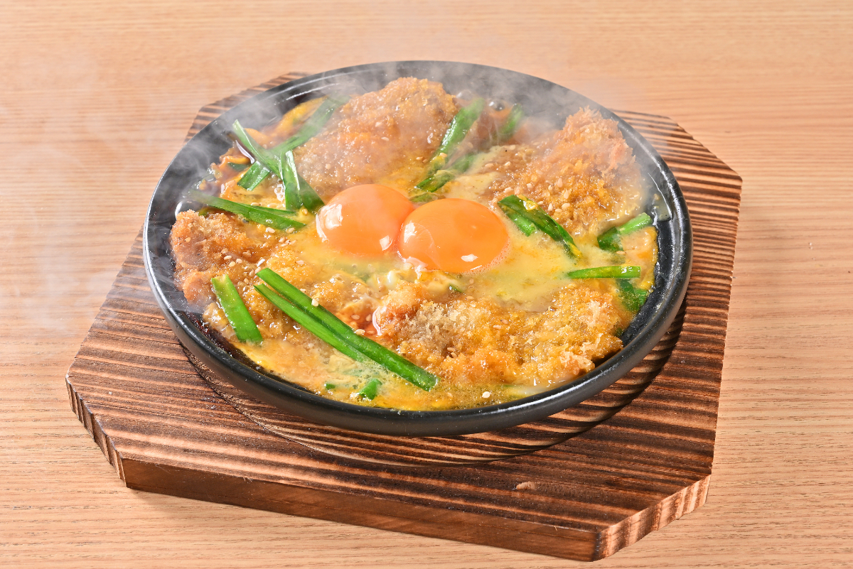 ニラレバカツとじ 858円(税込)