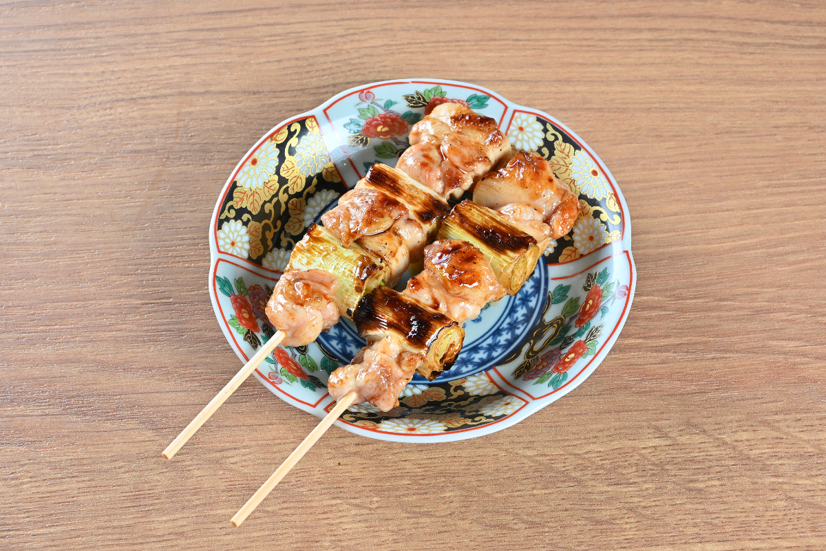 炭焼き焼鳥 1本176円~ ※写真はねぎま220円(税込)