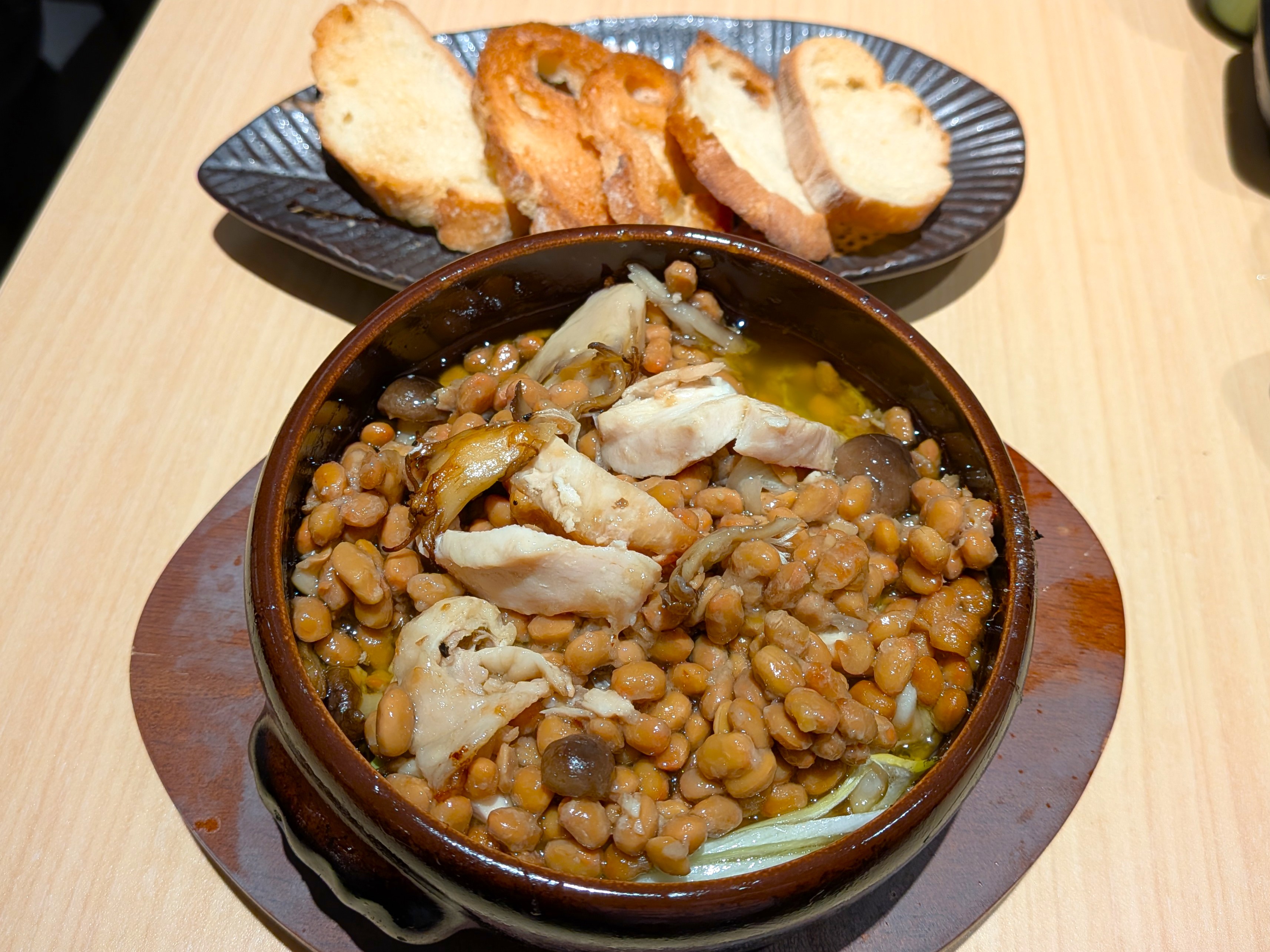 「納豆アヒージョ」は+33円で納豆が倍に!(写真は3倍)