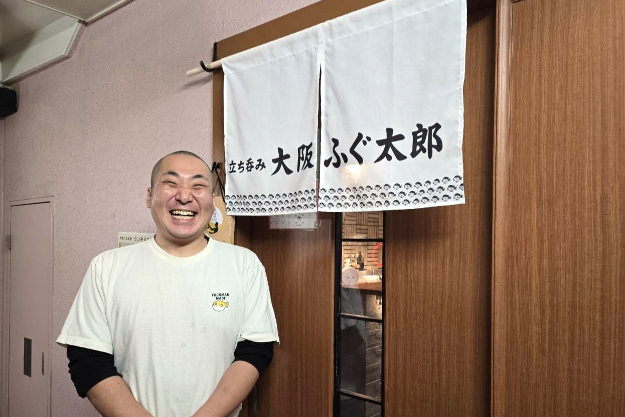 「立ち呑み 大阪ふぐ太郎」と 店主・島本一樹