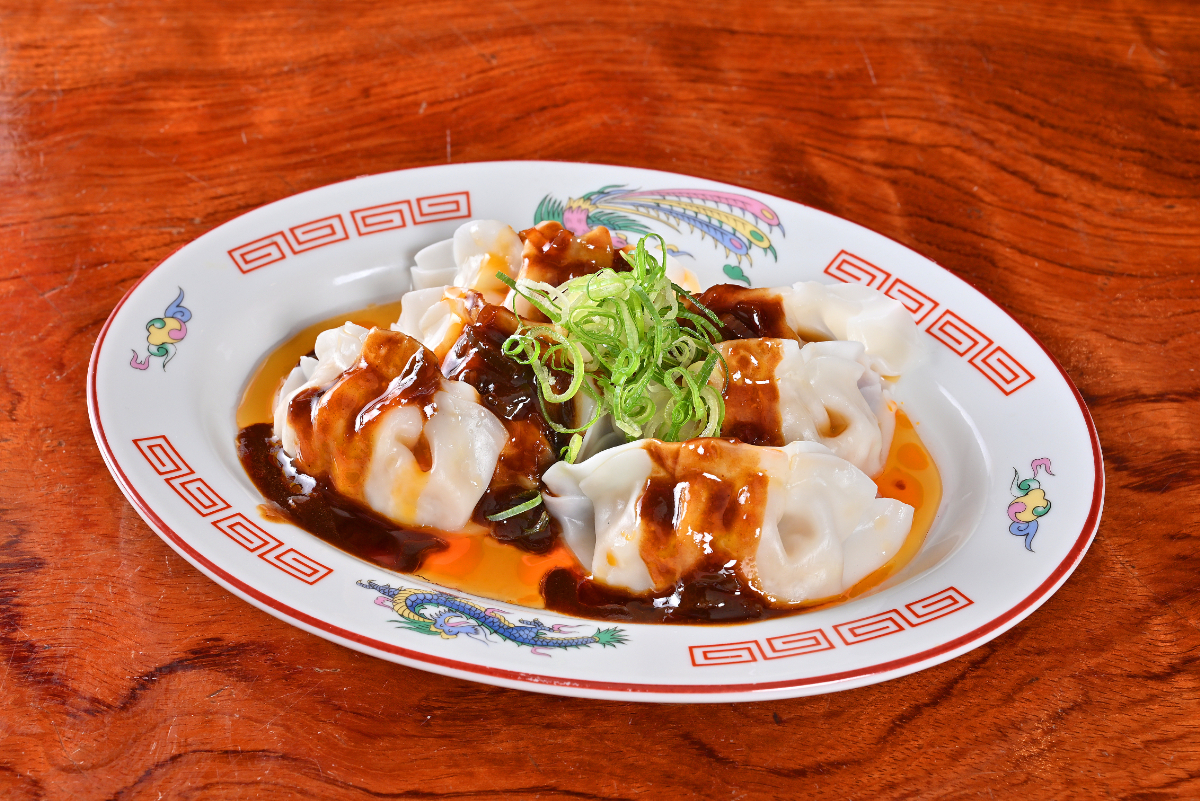 名物の餃子は全8種類! ※写真は麻辣水餃子