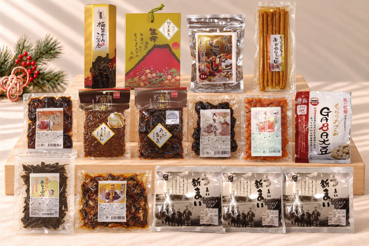佃煮や煮物など13品を詰め合わせる